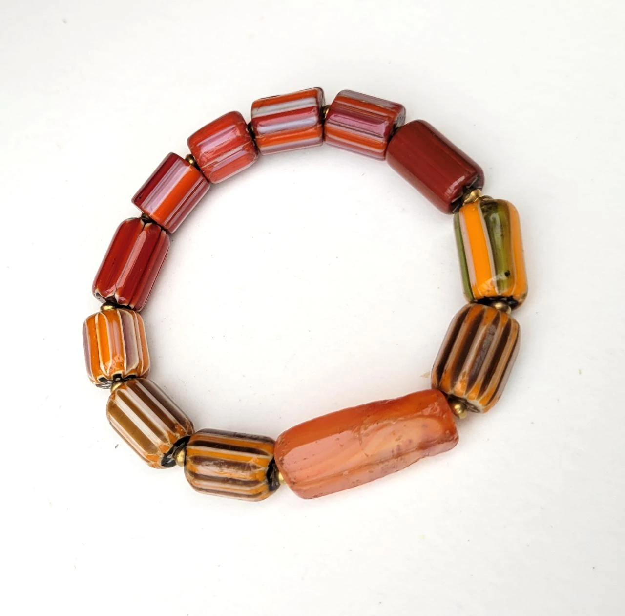 Bracelet ethnique tribal unisexe avec anciennes perles tubes en verre chevron..